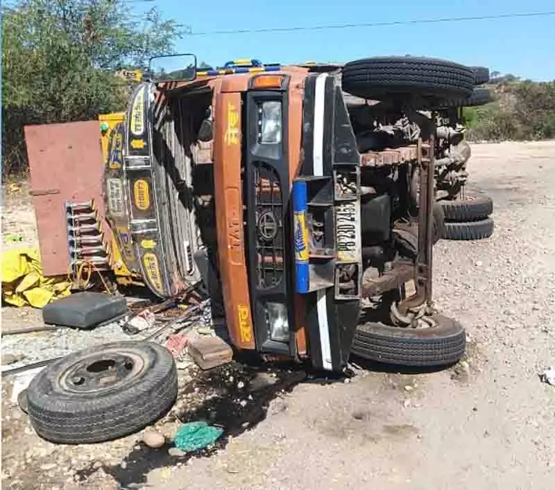 Jalandhar: तीर्थयात्रियों को ले जा रहा ट्रक पलटा, 20 घायल Jalandhar: तीर्थयात्रियों को ले जा रहा ट्रक पलटा, 20 घायल