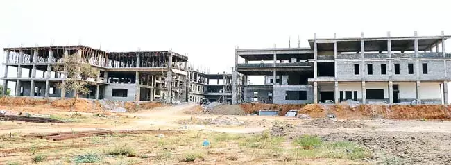 Telangana: नए कलेक्ट्रेट भवन का निर्माण कार्य दो साल बाद भी पूरा नहीं हुआ Telangana: नए कलेक्ट्रेट भवन का निर्माण कार्य दो साल बाद भी पूरा नहीं हुआ