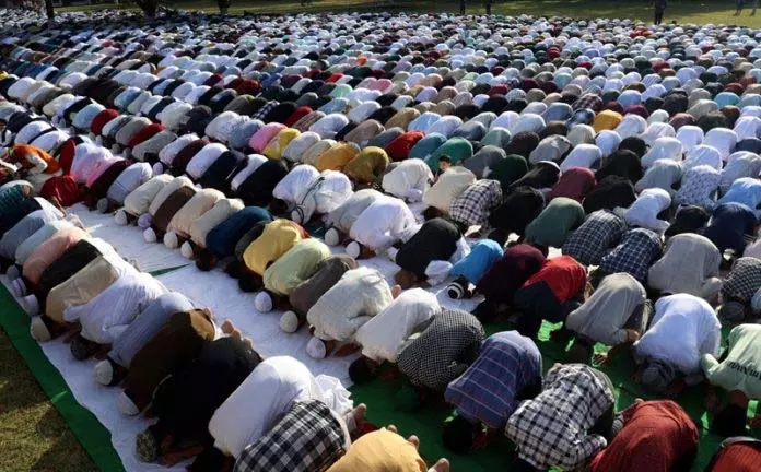 Jammu में ईद-उल-फितर का त्यौहार धार्मिक उत्साह और उल्लास के साथ मनाया गया Jammu में ईद-उल-फितर का त्यौहार धार्मिक उत्साह और उल्लास के साथ मनाया गया