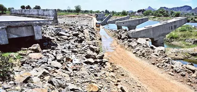 Telangana: 16 करोड़ की लागत से बनाया गया पुल पिछले साल भारी बारिश में बह गया Telangana: 16 करोड़ की लागत से बनाया गया पुल पिछले साल भारी बारिश में बह गया