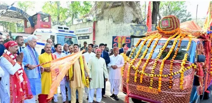 LG ने श्री माता वैष्णो देवी जी प्राचीन मार्ग पवित्र छड़ी यात्रा को हरी झंडी दिखाई LG ने श्री माता वैष्णो देवी जी प्राचीन मार्ग पवित्र छड़ी यात्रा को हरी झंडी दिखाई