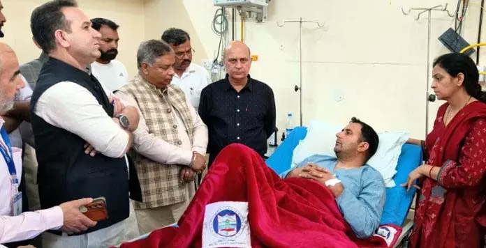 सत-सुनील ने GMC में घायल पुलिसकर्मियों का हालचाल लिया सत-सुनील ने GMC में घायल पुलिसकर्मियों का हालचाल लिया