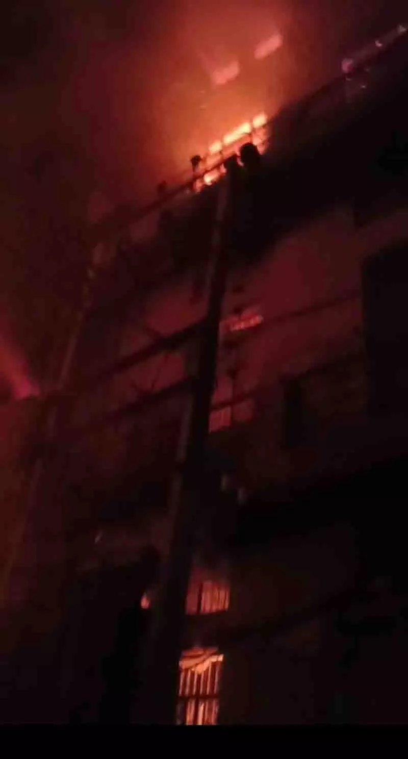 Kirpal Nagar में भीषण आग से बहुमंजिला होजरी फैक्ट्री जलकर खाक Kirpal Nagar में भीषण आग से बहुमंजिला होजरी फैक्ट्री जलकर खाक