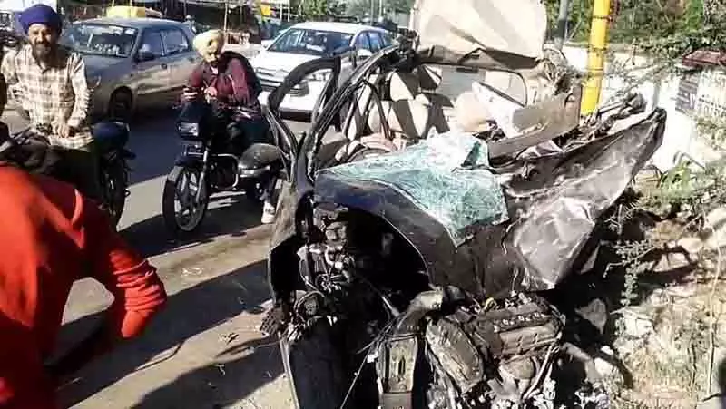 Mohali में तेज रफ्तार कार ने ली तीन युवाओं की जान Mohali में तेज रफ्तार कार ने ली तीन युवाओं की जान