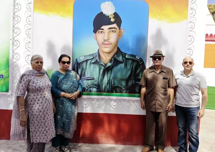 Jammu: ब्रिगेडियर मलिक ने 1971 के युद्ध के अपने साथी को श्रद्धांजलि दी Jammu: ब्रिगेडियर मलिक ने 1971 के युद्ध के अपने साथी को श्रद्धांजलि दी
