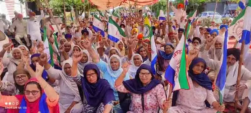 Amritsar जिले में किसानों ने मंत्रियों, विधायकों के घरों के बाहर प्रदर्शन किया Amritsar जिले में किसानों ने मंत्रियों, विधायकों के घरों के बाहर प्रदर्शन किया