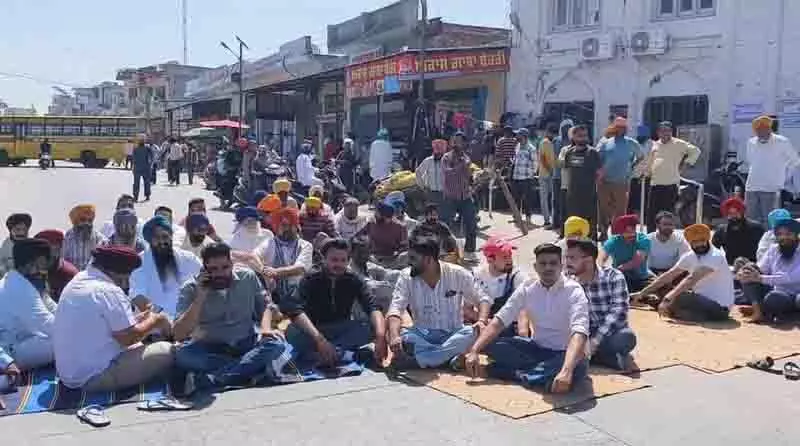 Fatehabad में नकाबपोशों ने दुकानों पर की फायरिंग Fatehabad में नकाबपोशों ने दुकानों पर की फायरिंग