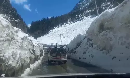 लद्दाख के लिए माल की आपूर्ति बहाल करने के लिए श्रीनगर-लेह राजमार्ग आंशिक रूप से खुला