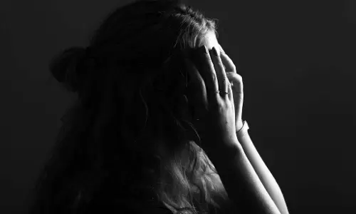 प्रेमी ने घर से भगाया, तो हाथ की नस काटकर प्रेमिका ने की खुदकुशी की कोशिश प्रेमी ने घर से भगाया, तो हाथ की नस काटकर प्रेमिका ने की खुदकुशी की कोशिश