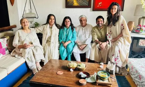 शबाना आज़मी और जावेद अख्तर ने फैमिली फोटो के साथ दी ईद की शुभकामनाएं