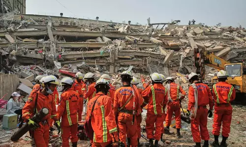 Myanmar Earthquake : मलबे में दबे लोगों के जिंदा बचने की उम्मीद कम Myanmar Earthquake : मलबे में दबे लोगों के जिंदा बचने की उम्मीद कम