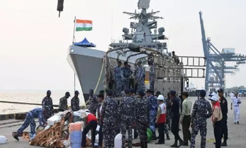 भारतीय नौसेना के जहाज राहत सहायता लेकर यांगून पहुंचे