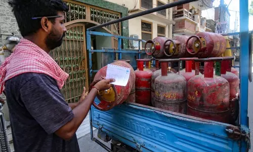 तेल विपणन कंपनियों ने वाणिज्यिक LPG सिलेंडर की कीमतों में 41 रुपये की कटौती की तेल विपणन कंपनियों ने वाणिज्यिक LPG सिलेंडर की कीमतों में 41 रुपये की कटौती की
