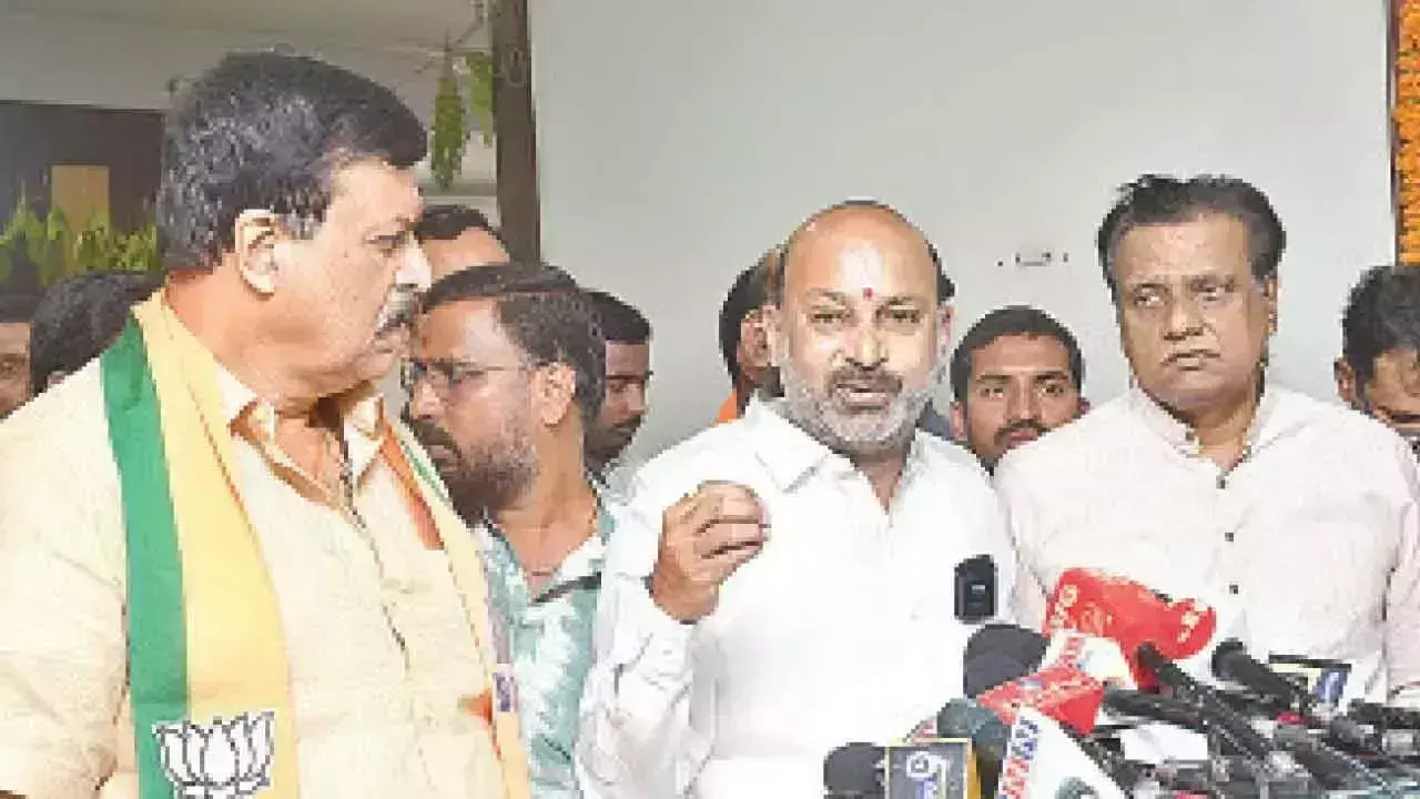 बंदी संजय ने यूओएच छात्रों पर लाठीचार्ज की निंदा की बंदी संजय ने यूओएच छात्रों पर लाठीचार्ज की निंदा की