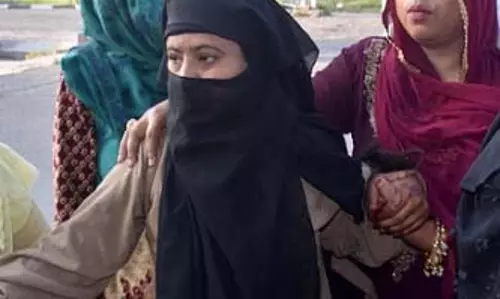 Aligarh News : शक के चलते पत्नी की पिटाई, बच्चों के साथ पति ने पिया जहर