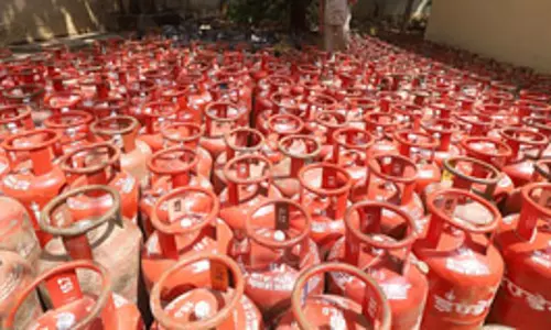 नए वित्त वर्ष के पहले दिन कारोबारियों को मिली राहत, कमर्शियल एलपीजी सिलेंडर के दाम 41 रुपये घटे नए वित्त वर्ष के पहले दिन कारोबारियों को मिली राहत, कमर्शियल एलपीजी सिलेंडर के दाम 41 रुपये घटे