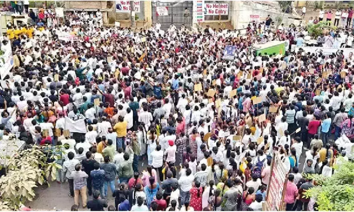 Andhra: पादरी प्रवीण पगडाला की मौत पर शांति रैली निकाली गई Andhra: पादरी प्रवीण पगडाला की मौत पर शांति रैली निकाली गई