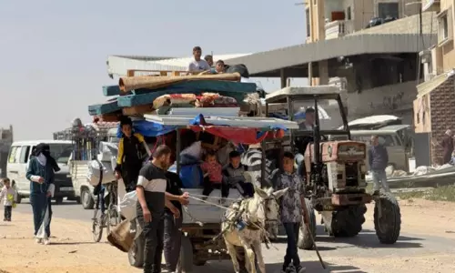 Israel द्वारा खाली करने की चेतावनी के बाद राफा के निवासी भाग गए