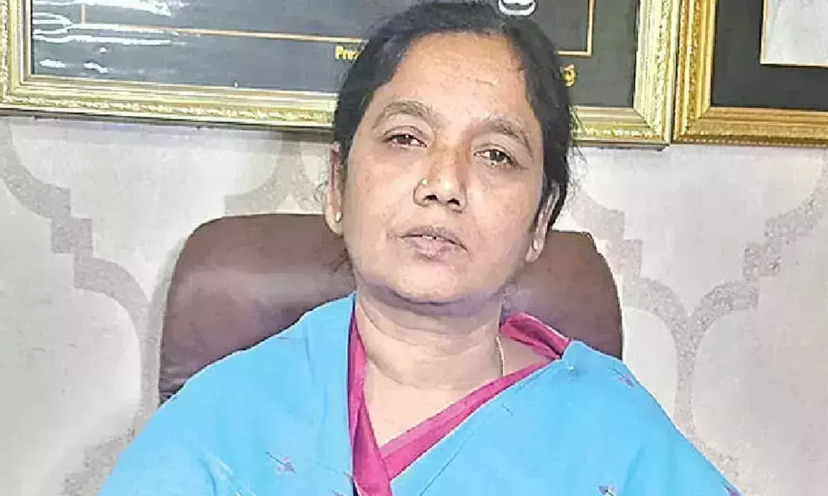 Andhra: विधायक ने थोपुदुरथी के परिवार के खिलाफ लगाए गए आरोपों की निंदा की Andhra: विधायक ने थोपुदुरथी के परिवार के खिलाफ लगाए गए आरोपों की निंदा की