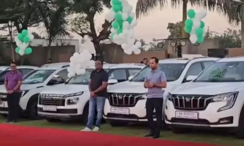 कंपनी हो तो ऐसी! कर्मचारियों पर हुई मेहरबान, गिफ्ट में दे दी लग्जरी कारें कंपनी हो तो ऐसी! कर्मचारियों पर हुई मेहरबान, गिफ्ट में दे दी लग्जरी कारें