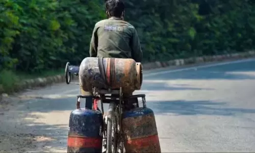 LPG सिलेंडर की कीमत में इतने रुपये की कटौती LPG सिलेंडर की कीमत में इतने रुपये की कटौती