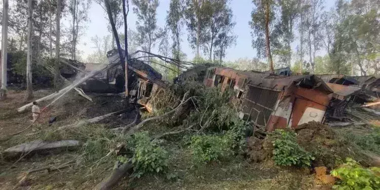 Sahibganj में कोयला लदी दो मालगाड़ियों की भिड़ंत, आग लगने से दो की मौत Sahibganj में कोयला लदी दो मालगाड़ियों की भिड़ंत, आग लगने से दो की मौत