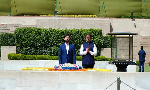 चिली के राष्ट्रपति ने राजघाट पर Mahatma Gandhi को श्रद्धांजलि दी चिली के राष्ट्रपति ने राजघाट पर Mahatma Gandhi को श्रद्धांजलि दी