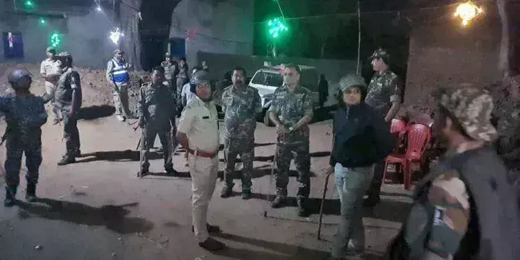 Giridih में दो गुटों में विवाद, पथराव के बाद पुलिस ने मोर्चा संभाला Giridih में दो गुटों में विवाद, पथराव के बाद पुलिस ने मोर्चा संभाला