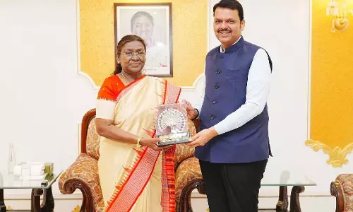 Maharashtra: मुख्यमंत्री फड़नवीस ने राजभवन में राष्ट्रपति द्रौपदी मुर्मू से मुलाकात की