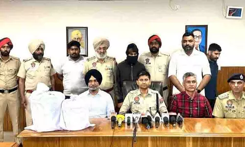 Tarn Taran में 15 किलो हेरोइन जब्त, तस्कर गिरफ्तार Tarn Taran में 15 किलो हेरोइन जब्त, तस्कर गिरफ्तार