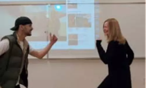 Canadian टीचर ने स्टूडेंट के साथ किया पंजाबी डांस