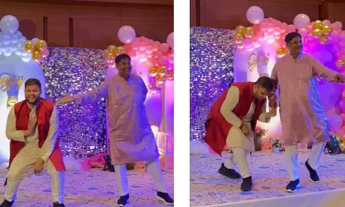 नए मेहमान की खुशी में जमकर नाचे बाप-बेटे, देखें वायरल VIDEO