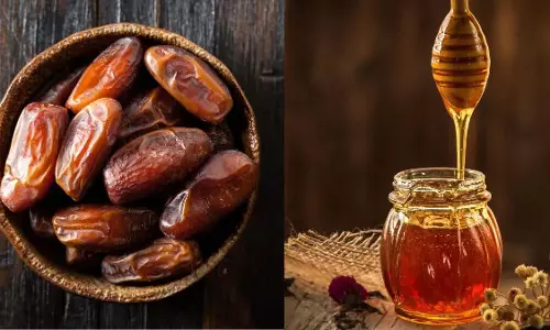 खजूर बनाम शहद: कौन सा प्राकृतिक स्वीटनर चीनी का अधिक स्वस्थ विकल्प खजूर बनाम शहद: कौन सा प्राकृतिक स्वीटनर चीनी का अधिक स्वस्थ विकल्प