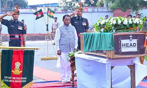 CM मोहन माझी ने शहीद ओडिया सैनिक को पुष्पांजलि अर्पित की