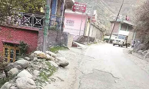 Himachal: बंजार के निवासियों की एनएच-305 की मरम्मत के लिए लड़ाई