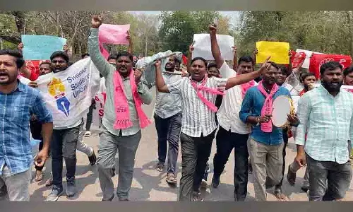 Kakatiya University परिसर में तनाव, पुलिस ने पुतला दहन रोका