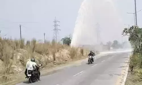 वाटर पाइप फटने से मेन सड़क तक गिर रहा फव्वारा, लोग परेशान वाटर पाइप फटने से मेन सड़क तक गिर रहा फव्वारा, लोग परेशान