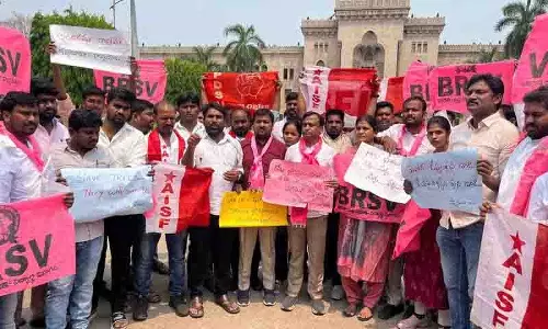 Kancha Gachibowli भूमि नीलामी के खिलाफ उस्मानिया विश्वविद्यालय के छात्र विरोध प्रदर्शन में शामिल हुए Kancha Gachibowli भूमि नीलामी के खिलाफ उस्मानिया विश्वविद्यालय के छात्र विरोध प्रदर्शन में शामिल हुए