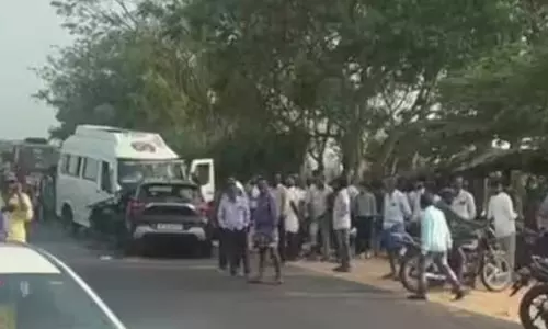 Karnataka में कार-यात्री की टक्कर में परिवार के साथ घूमने गए दो केरलवासियों की मौत