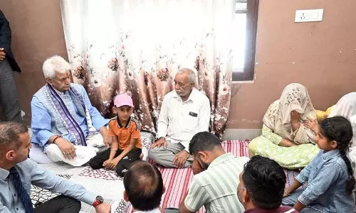 LG ने मारे गए पुलिसकर्मियों के परिवारों से मुलाकात की