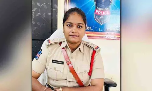 Telangana: सवार नशे में धुत व्यक्ति ने महिला एसआई को टक्कर मार दी, घायल Telangana: सवार नशे में धुत व्यक्ति ने महिला एसआई को टक्कर मार दी, घायल