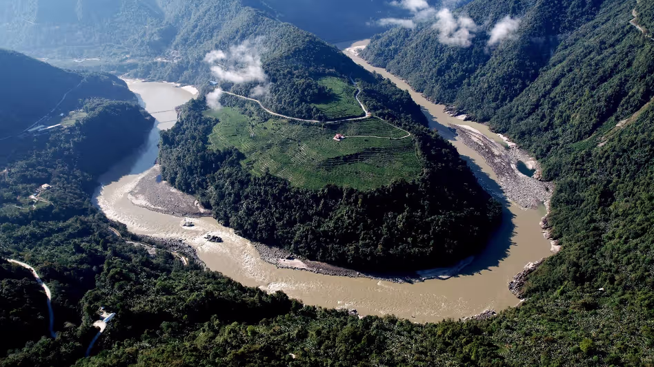 Assam :  घेराबंदी के तहत एक नदी