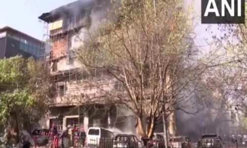 Delhi में झंडेवालान की अनारकली बिल्डिंग, डीडीए शॉपिंग कॉम्प्लेक्स में लगी आग Delhi में झंडेवालान की अनारकली बिल्डिंग, डीडीए शॉपिंग कॉम्प्लेक्स में लगी आग