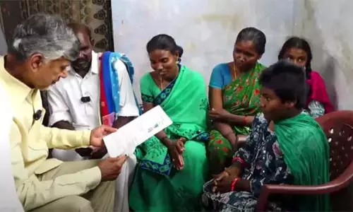 CM Chandrababu : लाभार्थियों के घर जाकर पेंशन सौंपी CM Chandrababu : लाभार्थियों के घर जाकर पेंशन सौंपी