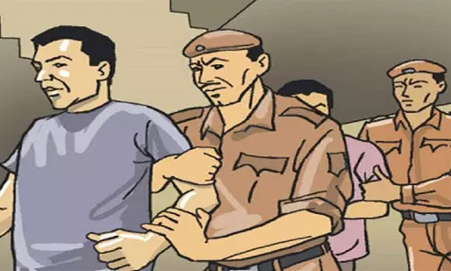 Meerut: महिला से लूटपाट करने वाले बाइक सवार दो बदमाश गिरफ्तार