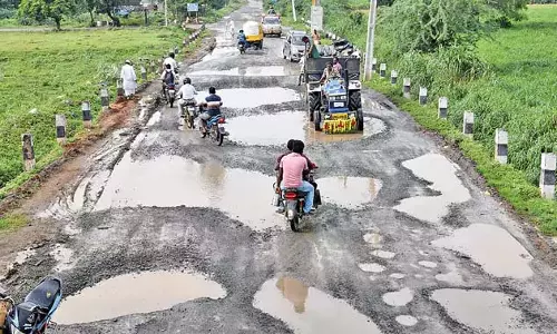 Andhra: जीर्ण-शीर्ण सड़कों के नवीनीकरण के लिए 2,000 करोड़ रुपये