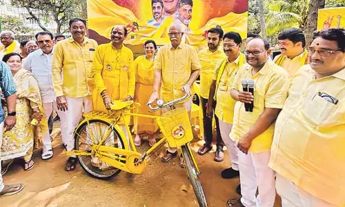 Andhra: अशोक गजपति राजू का सांसद कालीसेट्टी को अनोखा उपहार Andhra: अशोक गजपति राजू का सांसद कालीसेट्टी को अनोखा उपहार