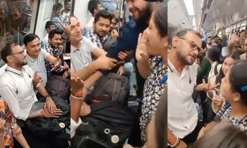 दिल्ली मेट्रो में महिला के साथ सीट को लेकर पुरुष की लड़ाई, सारे यात्री हंसते-हंसते लोटपोट