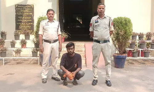 लोहे की तलवार लहराकर लोगों को डराने वाला युवक गिरफ्तार