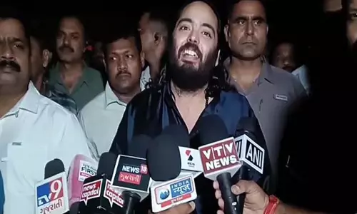 अंबानी के बेटे को 5वें दिन भी Z-सेक्शन सुरक्षा में रखा गया अंबानी के बेटे को 5वें दिन भी Z-सेक्शन सुरक्षा में रखा गया